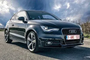 schuin-vooraanzicht van een audi sedan