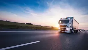 vrachtwagen op een lege weg