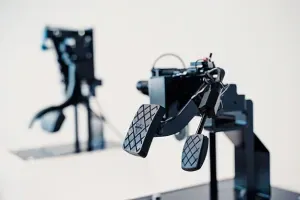 Dubbele bediening voor een rijlesauto