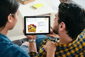 man en vrouw kijken naar de vab-webshop op een tablet om een vignet te bestellen