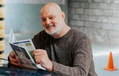 Man met krant in zijn handen