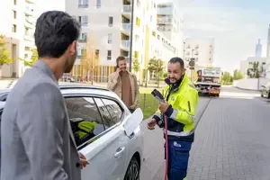 een VAB-wegenwachter helpt een zakelijke klant terug de weg op