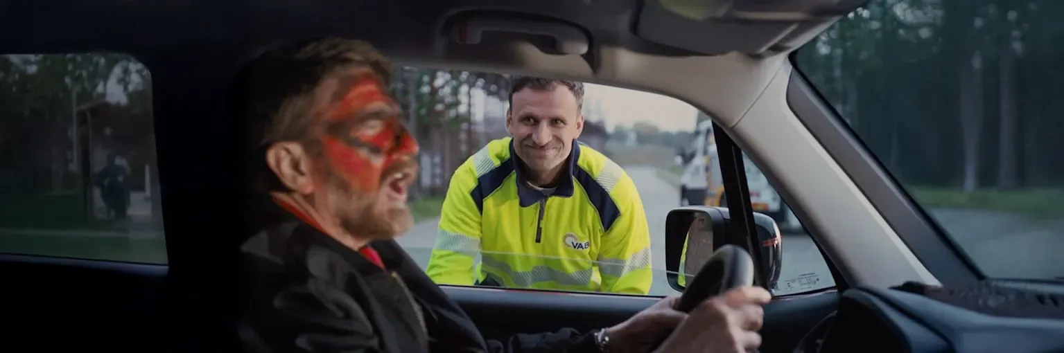 Wegenwachter kijkt door raam supporter en klant van VAB