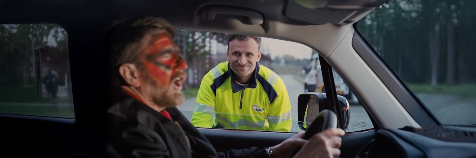 Wegenwachter kijkt door raam supporter en klant van VAB