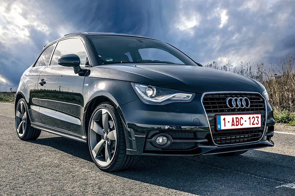 schuin-vooraanzicht van een audi sedan