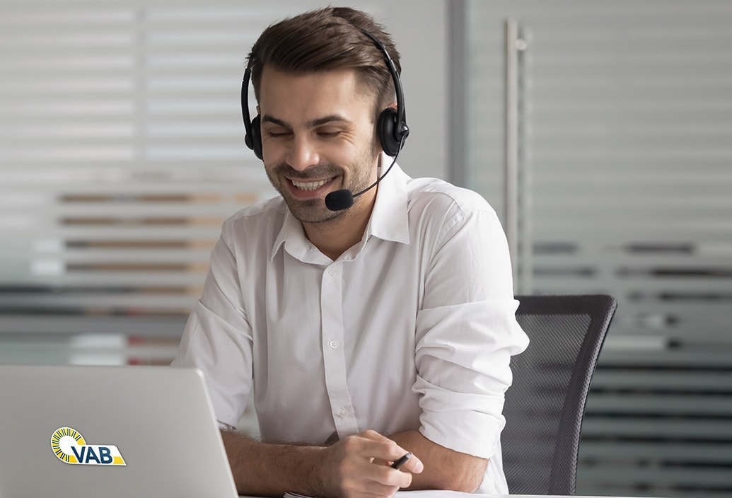 klantenservice-medewerker belt via headset van achter een laptop