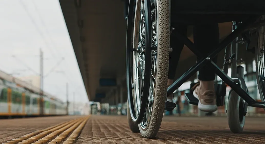 rolstoel op een treinperron