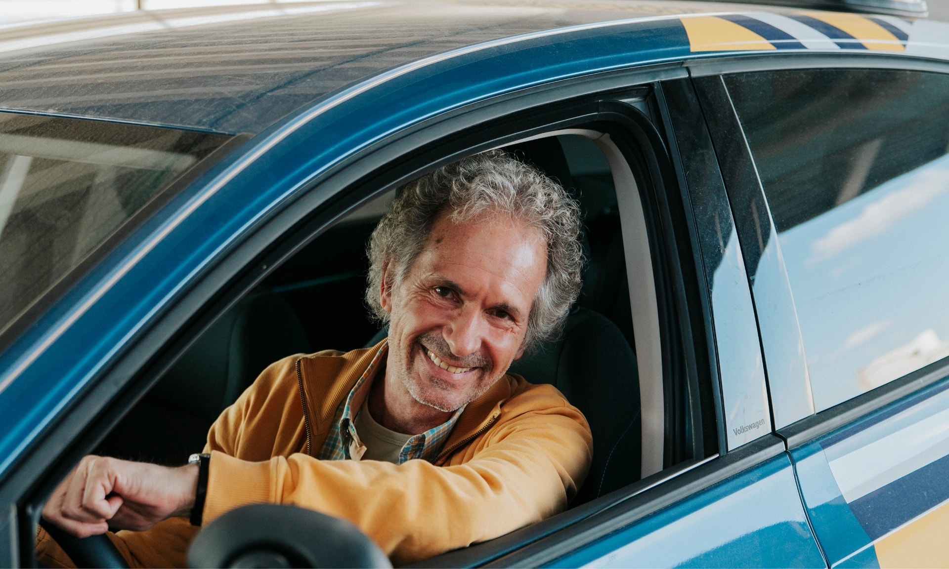 Man in VAB rijlesauto