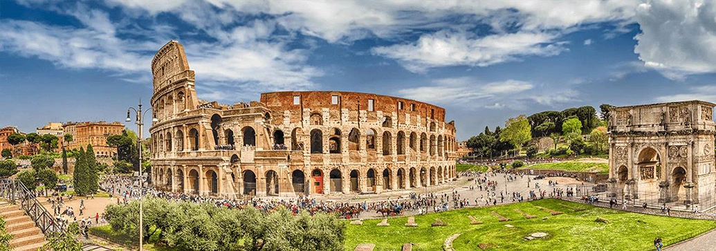 een breedhoekfoto van het Colosseum in Rome