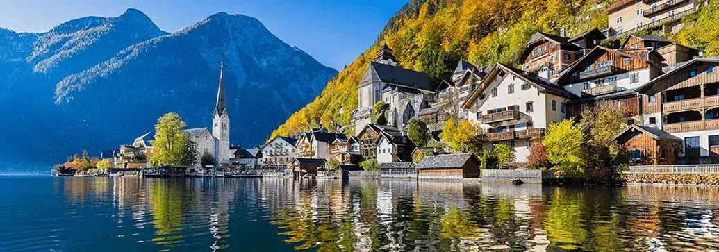 een Oostenrijks dorpje aan een meer in de bergen