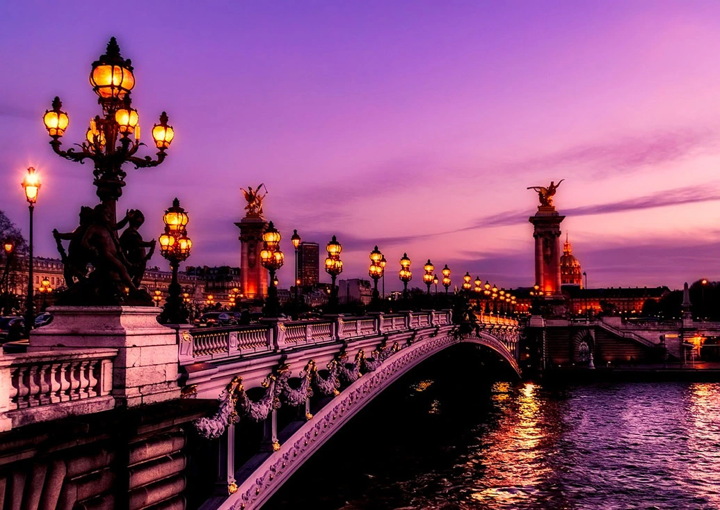 Pont Alexandre III in Parijs bij een roze zonsondergang