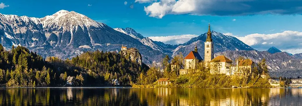klein dorpje in het midden van een meer in een gebergte