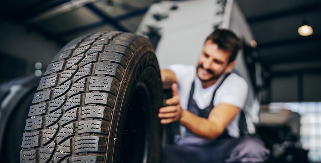 bandentechnieker rolt een band