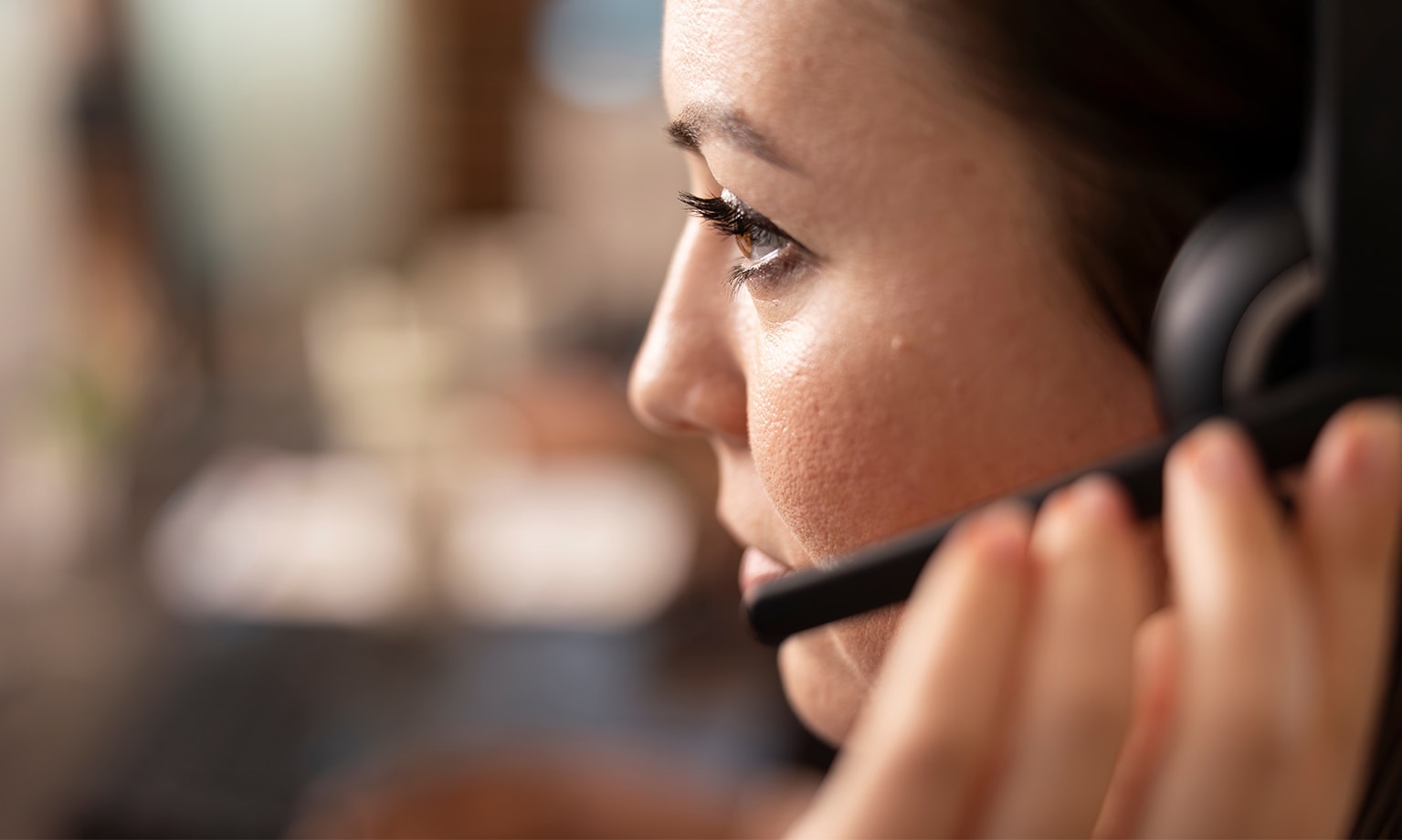 Vrouw met hoofdtelefoon luistert naar een klant