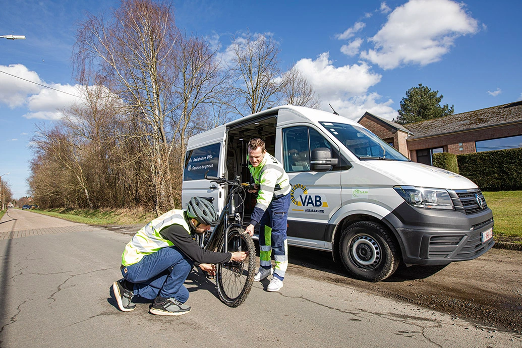 VAB-pechverhelper helpt een elektrische fiets te herstellen