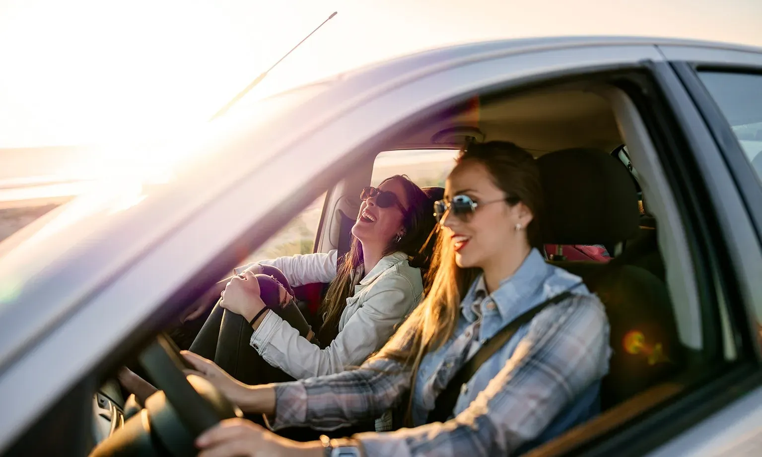 Twee vrouwen in auto in een zonnige lenteweer 
