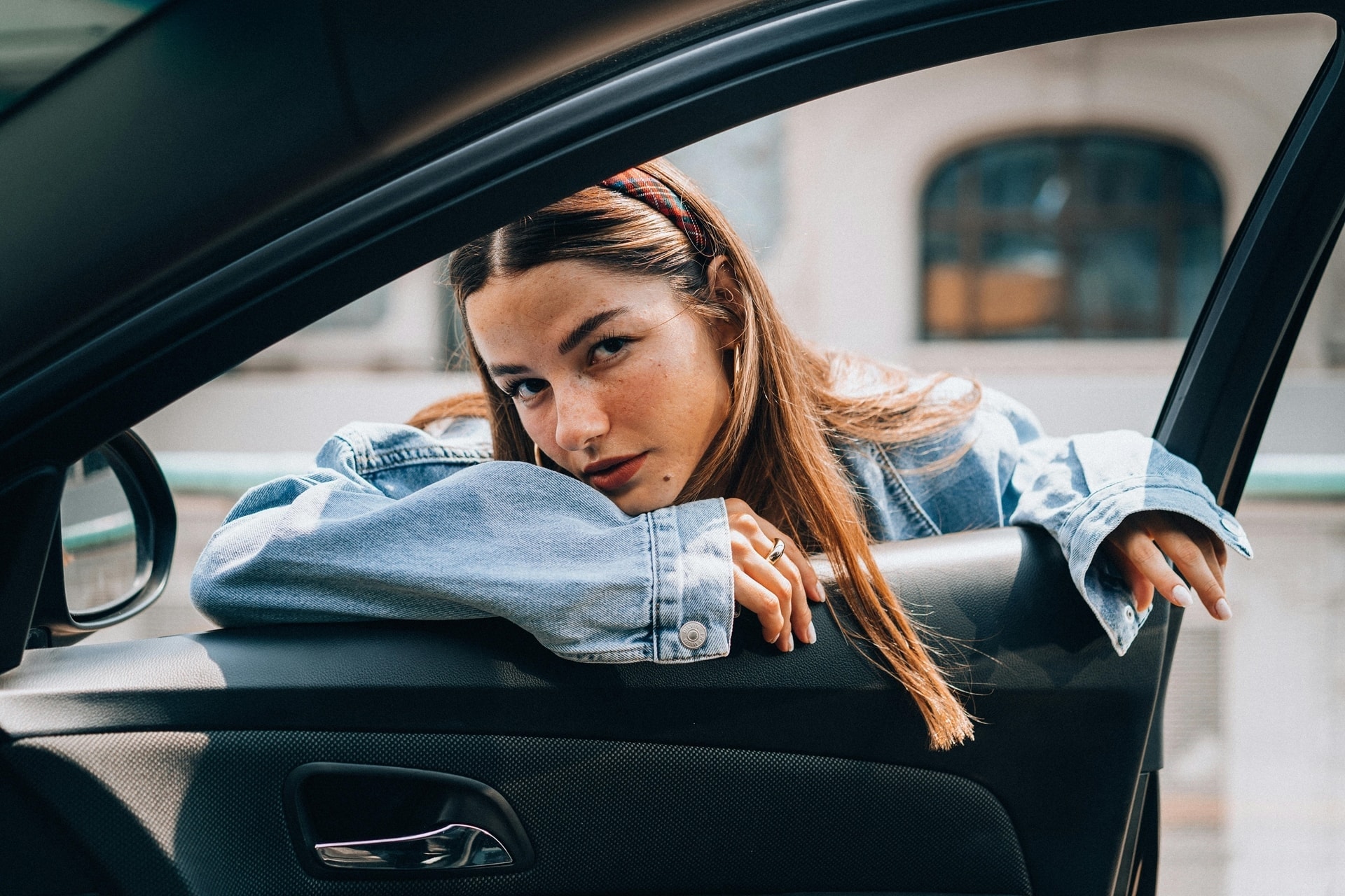 vrouw kijkt door autoraam 